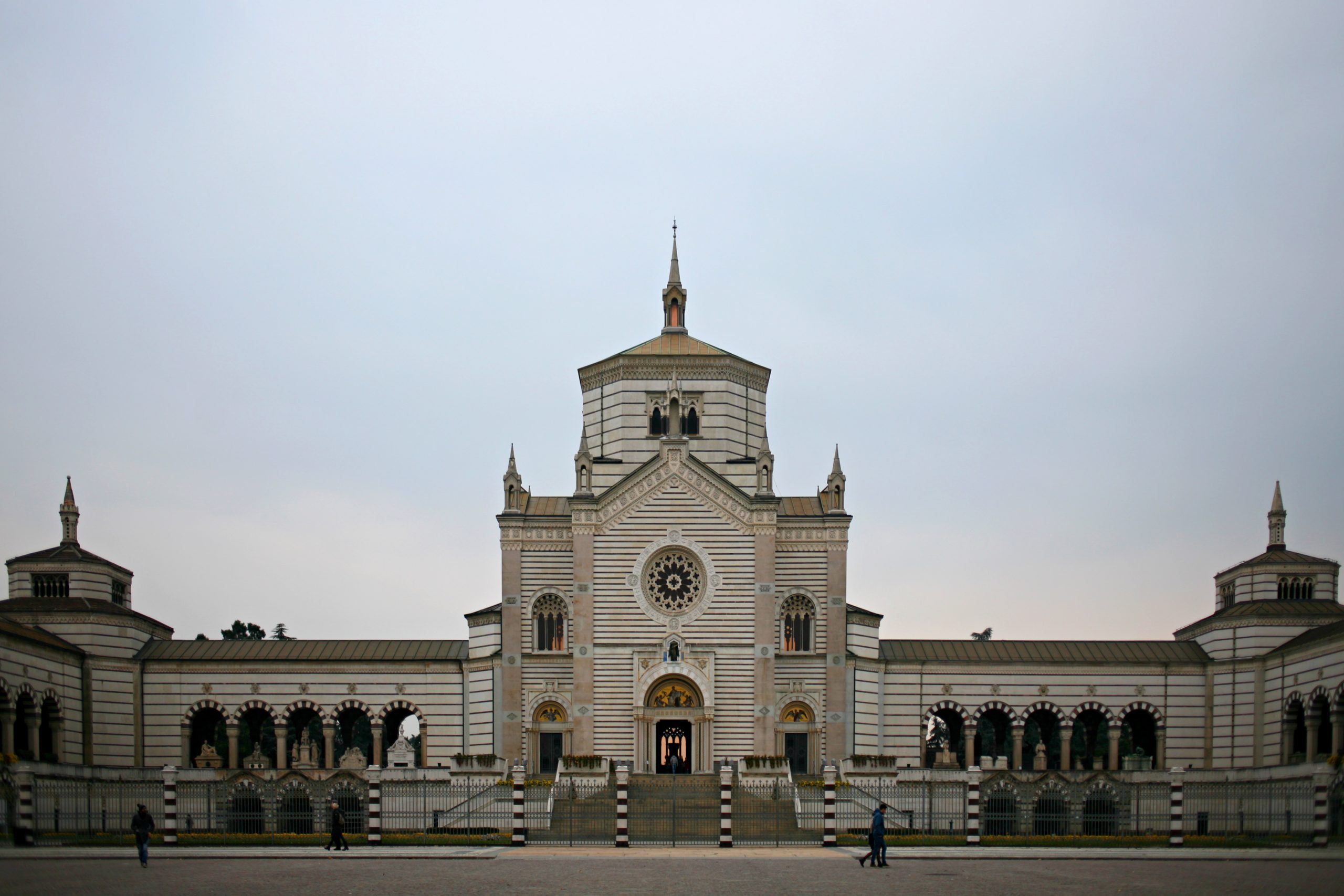 Cimitero_Monumentale_di_Milano_nella_sua_vista_esterna_frontale